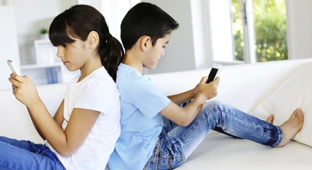 Túl sok stresszt okoz a gyerekeknél az okostelefon-használat