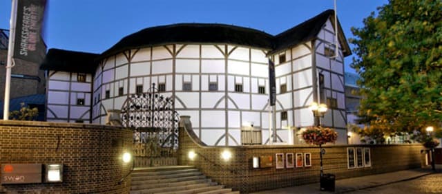 A turnézó Globe Színház a calais-i "dzsungelben" is eljátssza a Hamletet