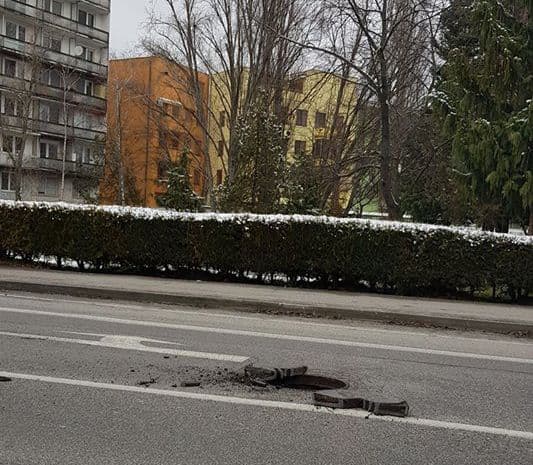 Széttört egy aknafedél a Fő utca közepén Dunaszerdahelyen