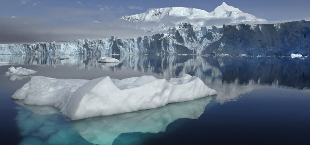 Elakadt az Antarktisz-félszigetről levált hatalmas jégtömb