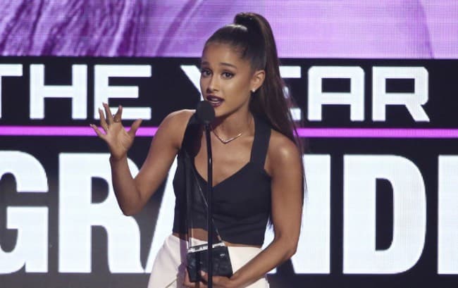 Ariana Grande felfüggesztette világkörüli turnéját