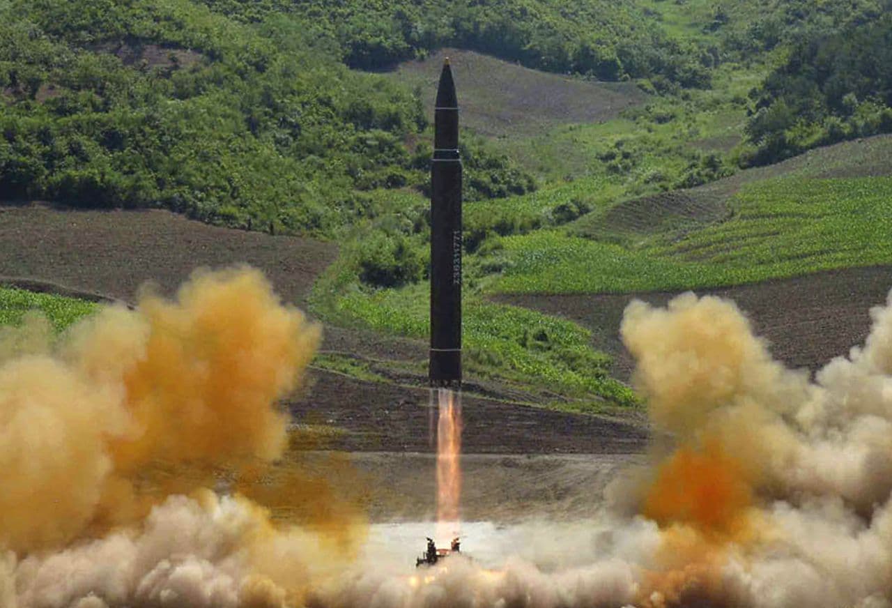 Észak-Korea nagy hatótávolságú rakéta tesztelésére készülhet