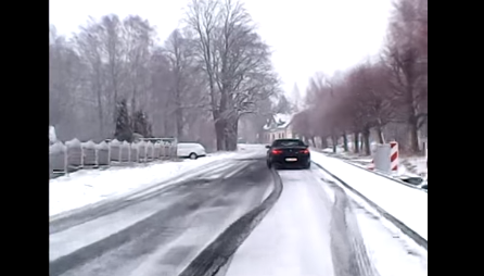Lopott BMW-vel menekült a bedrogozott férfi – menet közben kiugrott a járműből (videó)