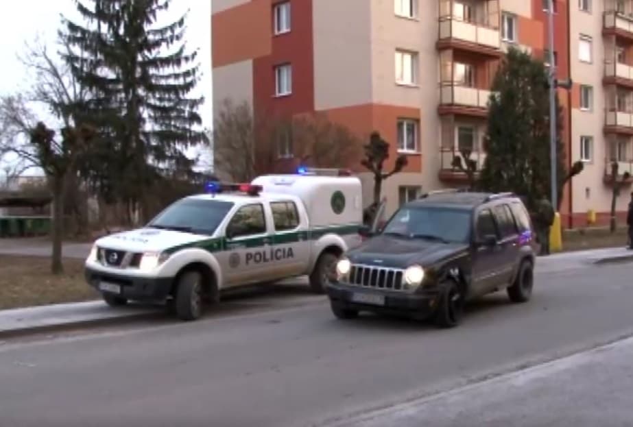 AUTÓS ÜLDÖZÉS: Egy rendőrkocsit is összetört a menekült terepjáró, lövések állították meg!
