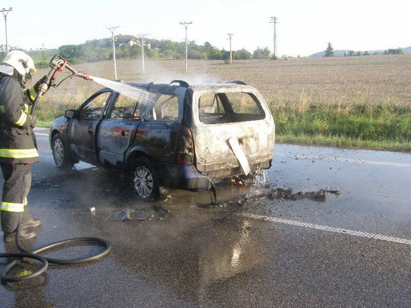 TŰZ: Személykocsi gyulladt ki útközben Ipolyságnál