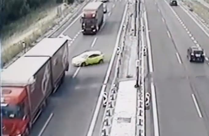 Félelmetes baleseteket rögzített a kamera Pozsonyban a Lafranconin! (Videó)