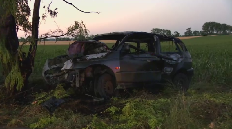 Fának csapódott és kigyulladt egy autó Jókánál – hőssé váltak az önkéntes tűzoltók