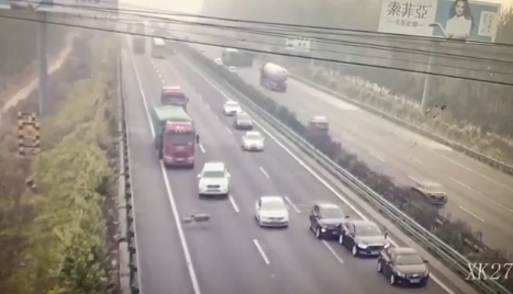 BORZALMAS BALESET: Embereket gázolt a kamion az autópályán (videó) 18+