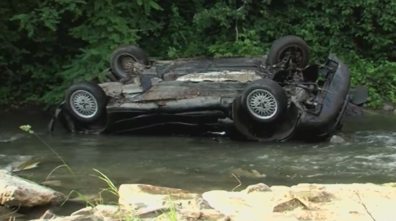 HALÁLOS BALESET: A híd korlátját áttörve a folyóba zuhant a 25 éves autós