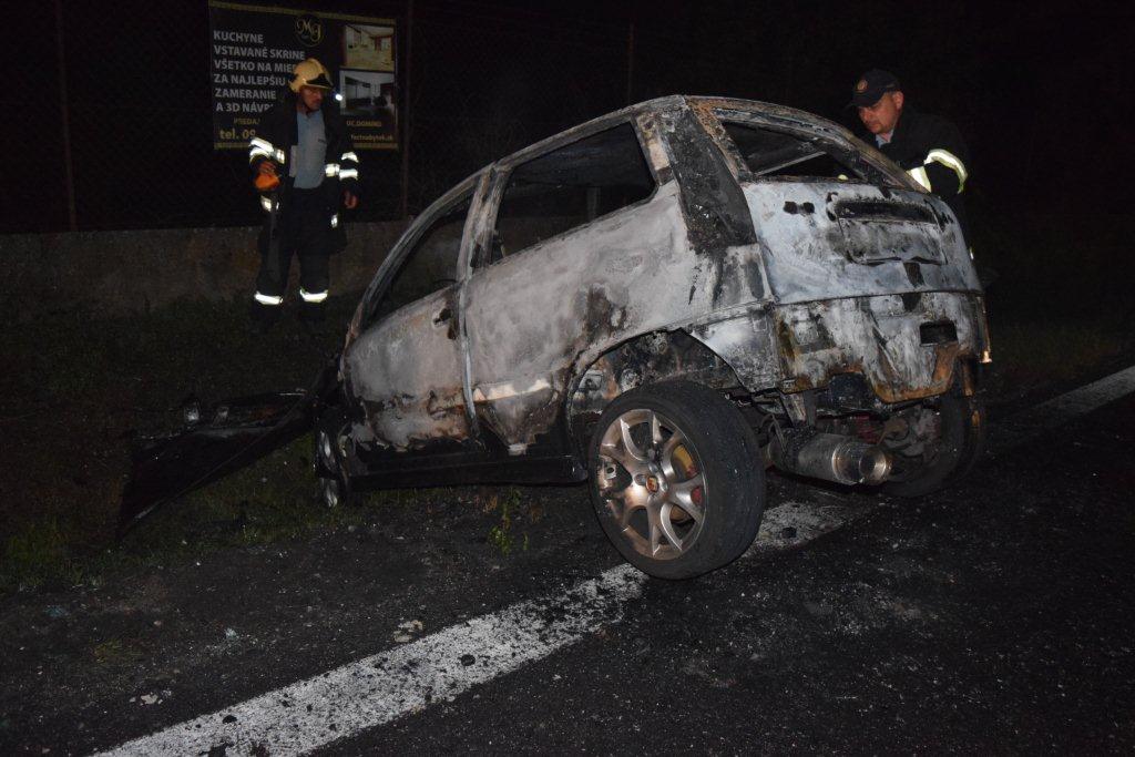 Szénné égett a Fiat Punto, miután egy Toyota kihajtott elé és az árokba lökte