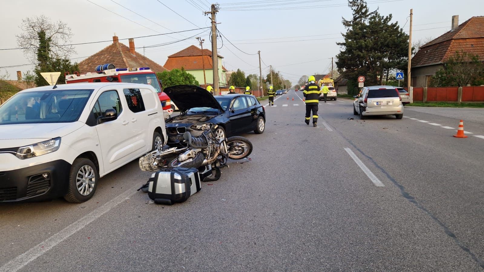 SÚLYOS BALESET: Mentőhelikopter szállította el a motorost, miután több autóval karambolozott Tanyon
