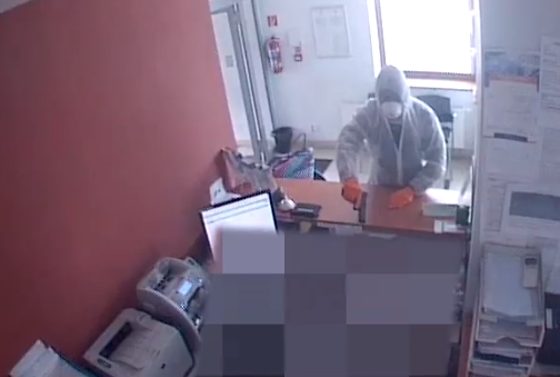 Biztonsági kamera rögzítette, ahogy kirabolják az OTP bankfiókját (videó)