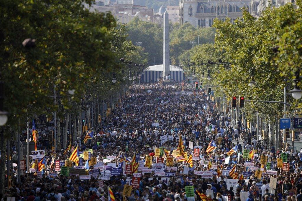Százezrek vonultak fel Barcelonában a terrorizmus ellen tiltakozva