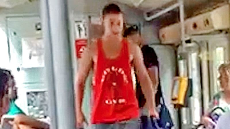 Két tahó srác fenyegette a villamos vezetőjét Pozsonyban – elképesztő, mi dühítette fel őket (videó)