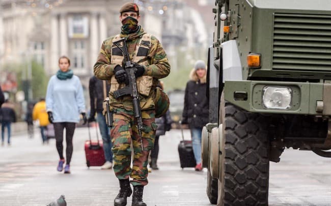 Őrizetbe vettek hét embert Brüsszelben terrorizmussal kapcsolatos rajtaütésben