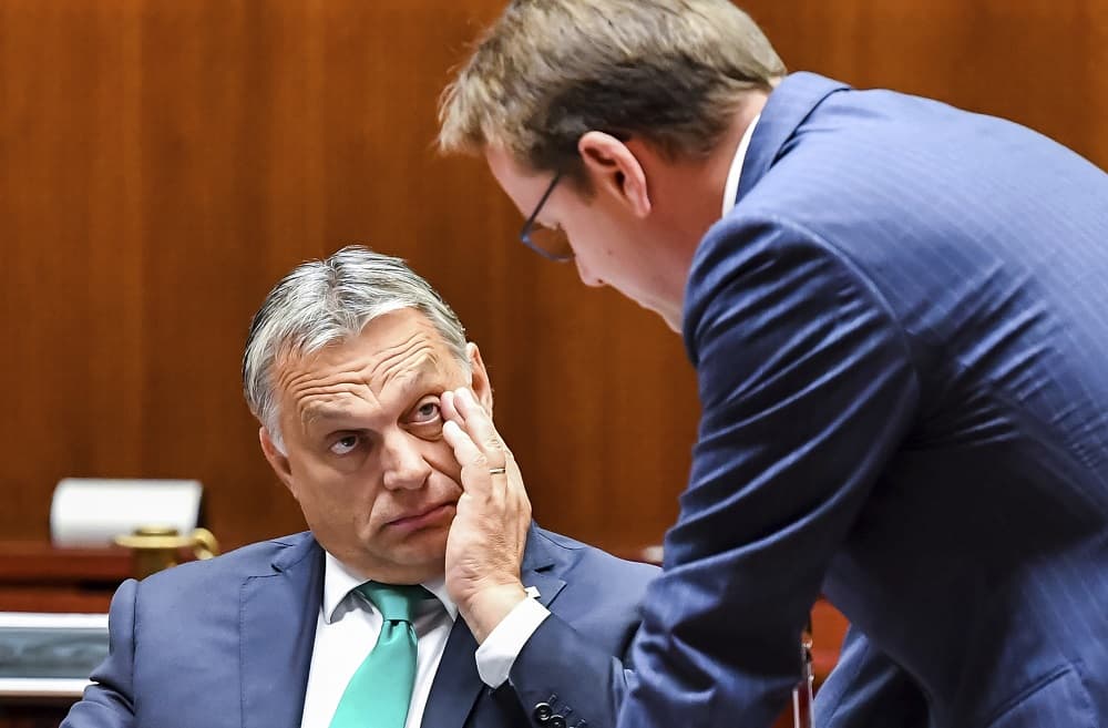Orbán kényszerzubbonyt húzatna, ahelyett, hogy húzna
