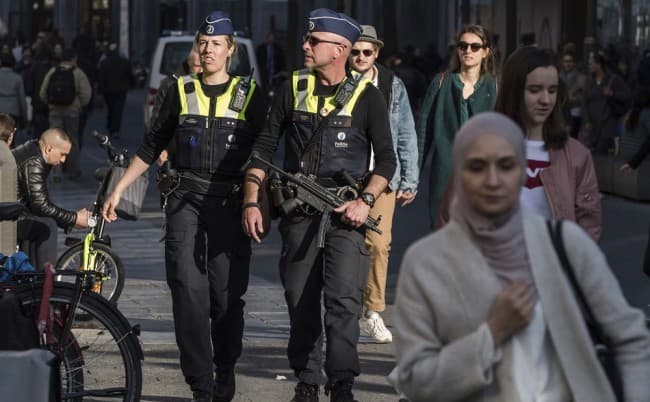 Két helyszínen is riasztották a terrorelhárítókat Belgiumban