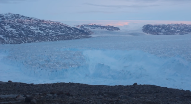 Óriási jéghegy szakadt le Grönlandnál, egy másik pedig egy falut tart rettegésben (VIDEÓ)