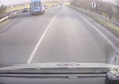 A szembesávból akart felhajtani az autópályára az emberekkel teli kisbusz! (VIDEÓ)