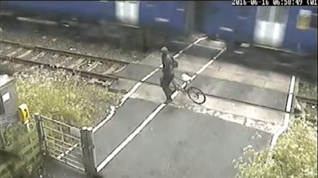 HORROR: Megcsapta a halál szele a bicajost a vasúti átjáróban (videó)