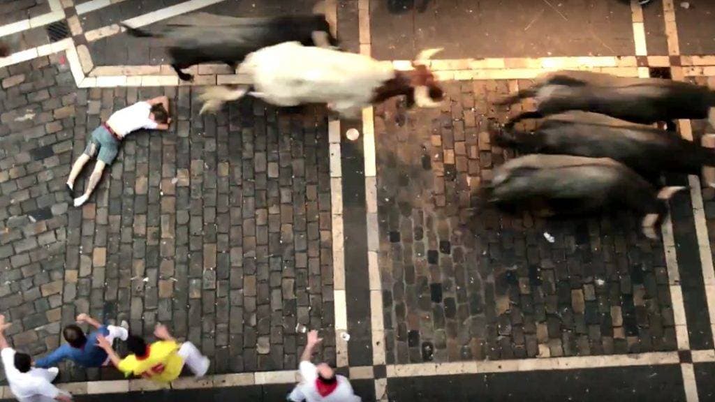 DURVA: Alaposan megtaposták a bikák elől menekülő fickót (videó)