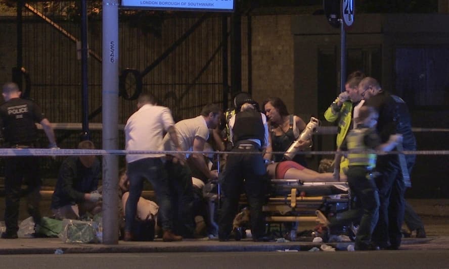 Videón, ahogy lelövik a késsel támadó terroristákat Londonban!