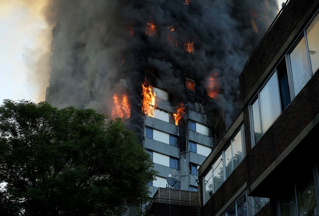 Rengetegen adakoztak a londoni tűzvész áldozatainak megsegítésére