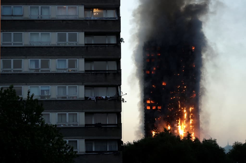Óriási fáklyaként égett egy londoni toronyház, többen az égő épületben rekedhettek