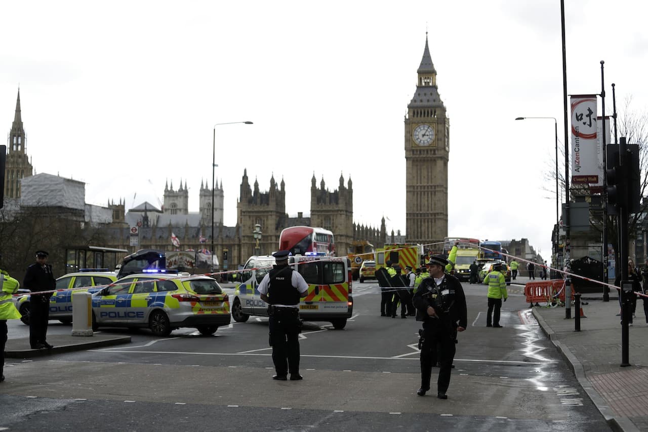 Elszabadult a pokol a brit parlamentnél - Lelőttek egy késes támadót!