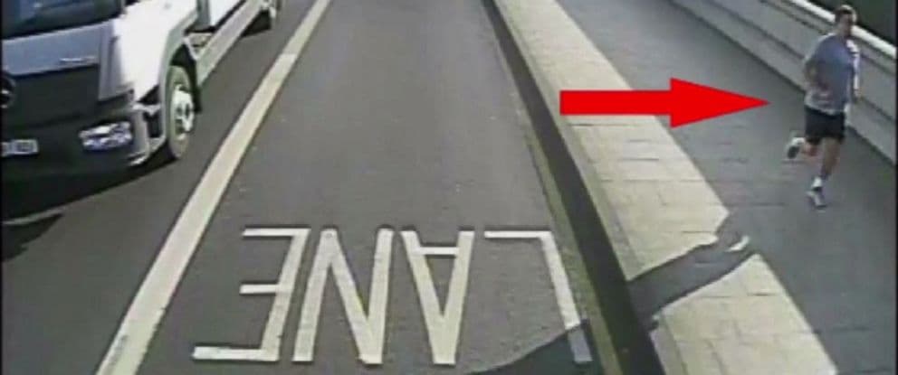 Elfogták a kocogót, aki a busz elé lökött egy nőt (Videó 18+)