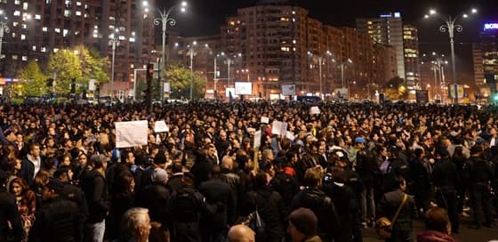 Ezrek tüntettek a meggyilkolt újságírónő ügyében