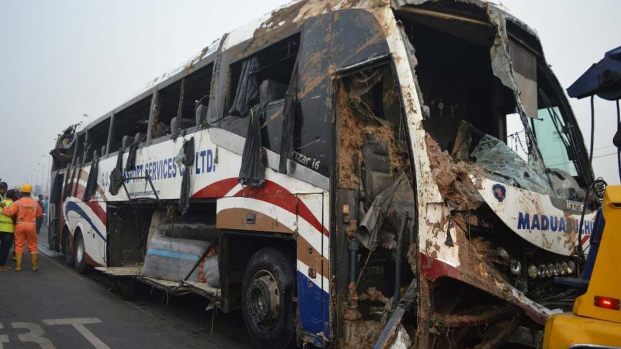 BRUTÁLIS: Frontálisan ütközött két autóbusz - legalább harminc ember meghalt