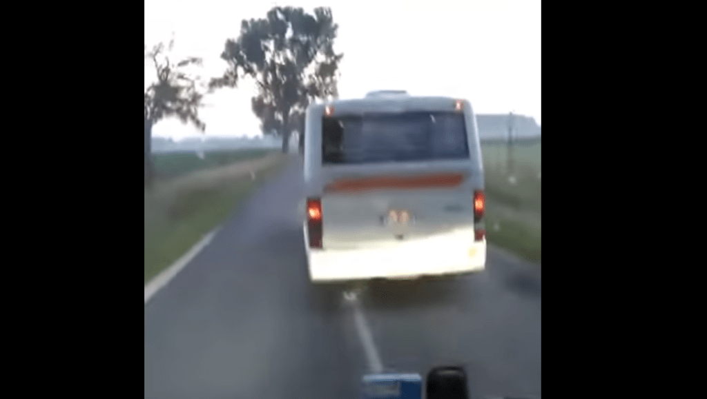 Két távolsági busz versenyzett Magyarországon, majd összeszólalkoztak a sofőrök (videó)