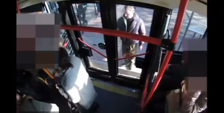 Nem tudott időben felszállni a városi buszra, szétrúgta az ajtóját (videó)