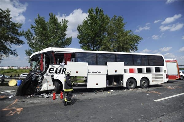Turistabusz karambolozott Magyarországon - egy ember meghalt, sok a sérült!