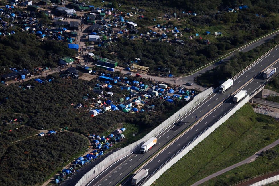 Negyed órán keresztül ütlegelték a magyar kamionost a menekültek