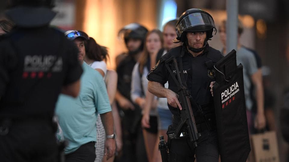 Érzelmi sokkot kapott a hős katalán rendőr, aki lelőtt négy terroristát! VIDEÓ