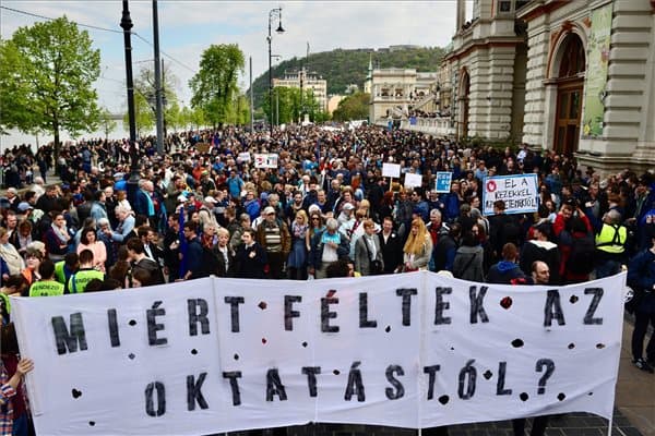 Döbbenetes méretű tömeg tüntet a CEU-ért Budapesten