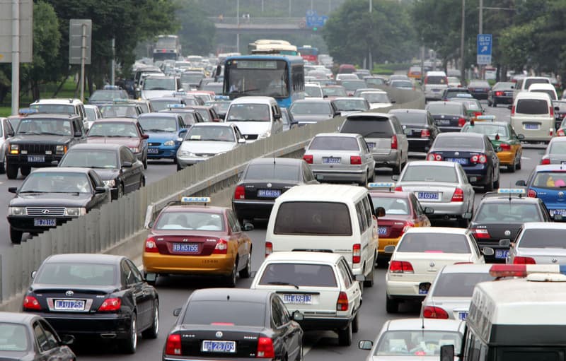 Elképesztő mértékben nőnek az autóeladások Kínában