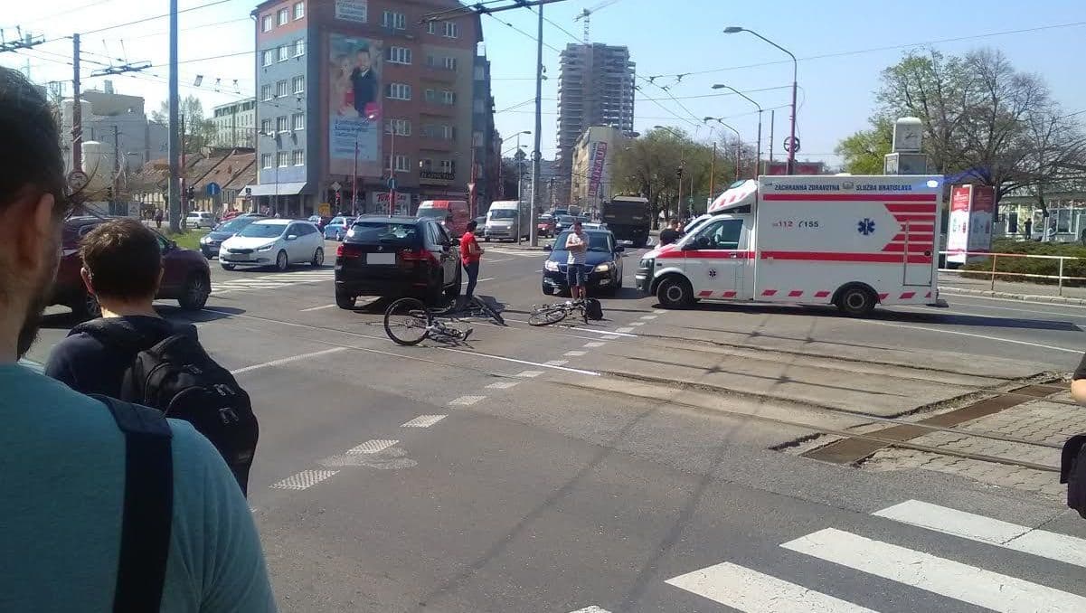 Három kerékpárost gázolt el egy BMW Pozsonyban