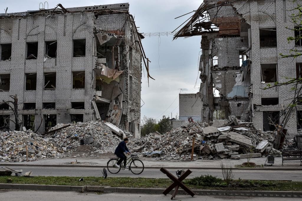 Ukrajna, a NATO és az EU üdvözölte, a Kreml bírálta az amerikai segélyt