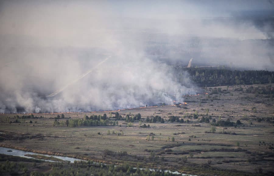 Egyelőre nem sikerült teljesen eloltani a tüzet a csernobili övezetben, a szél Kijev felé viszi a füstöt