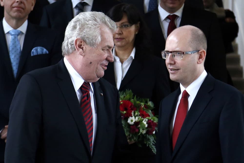 Össztűz zúdul a hötyögő cseh elnökre
