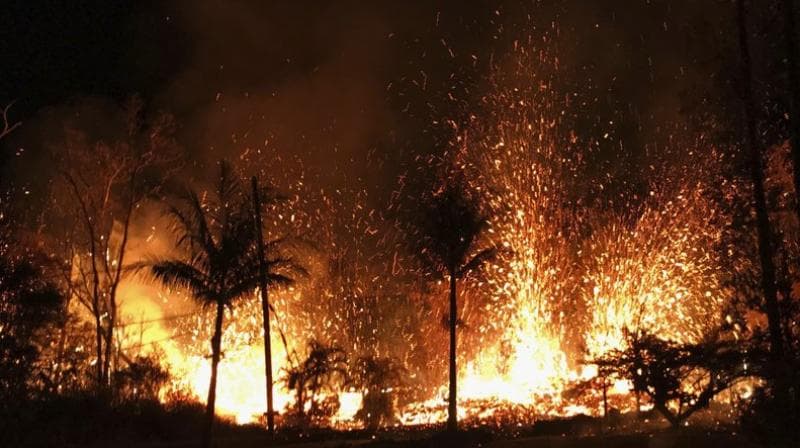 Lakóházak mellett tör fel a vulkáni láva Hawaiion