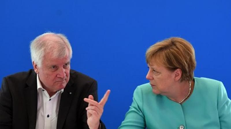 Elmérgesedett Angela Merkel és a belügyminisztere közti vita a menekültek miatt