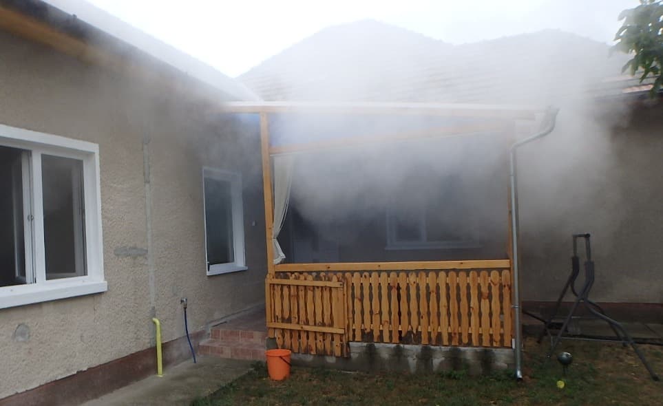 Négy embert evakuáltak a tűzoltók az égő családi házból