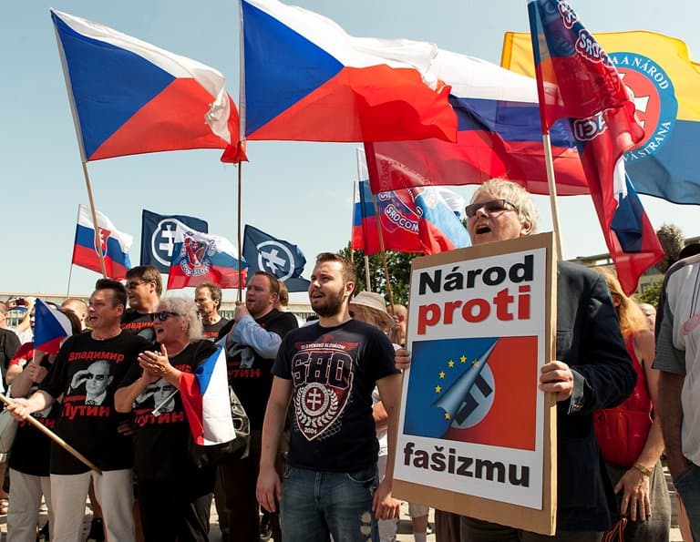 Neonácik tüntettek Pozsonyban, népszavazást követeltek az EU-ból való kilépésről