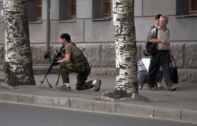Ukrán válság - A tűzszünet ellenére továbbra is támadnak a szakadárok, egy ukrán katona meghalt