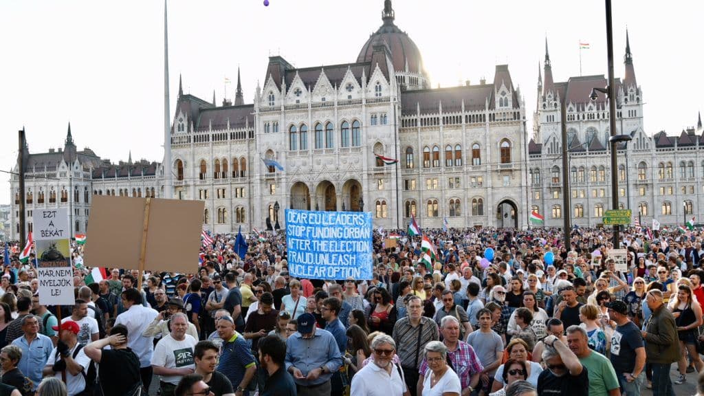 Több tízezer ember tüntetett Budapesten a kormány ellen