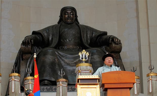 Morognak a mongolok, mert fallosz került Dzsingisz kán homlokára